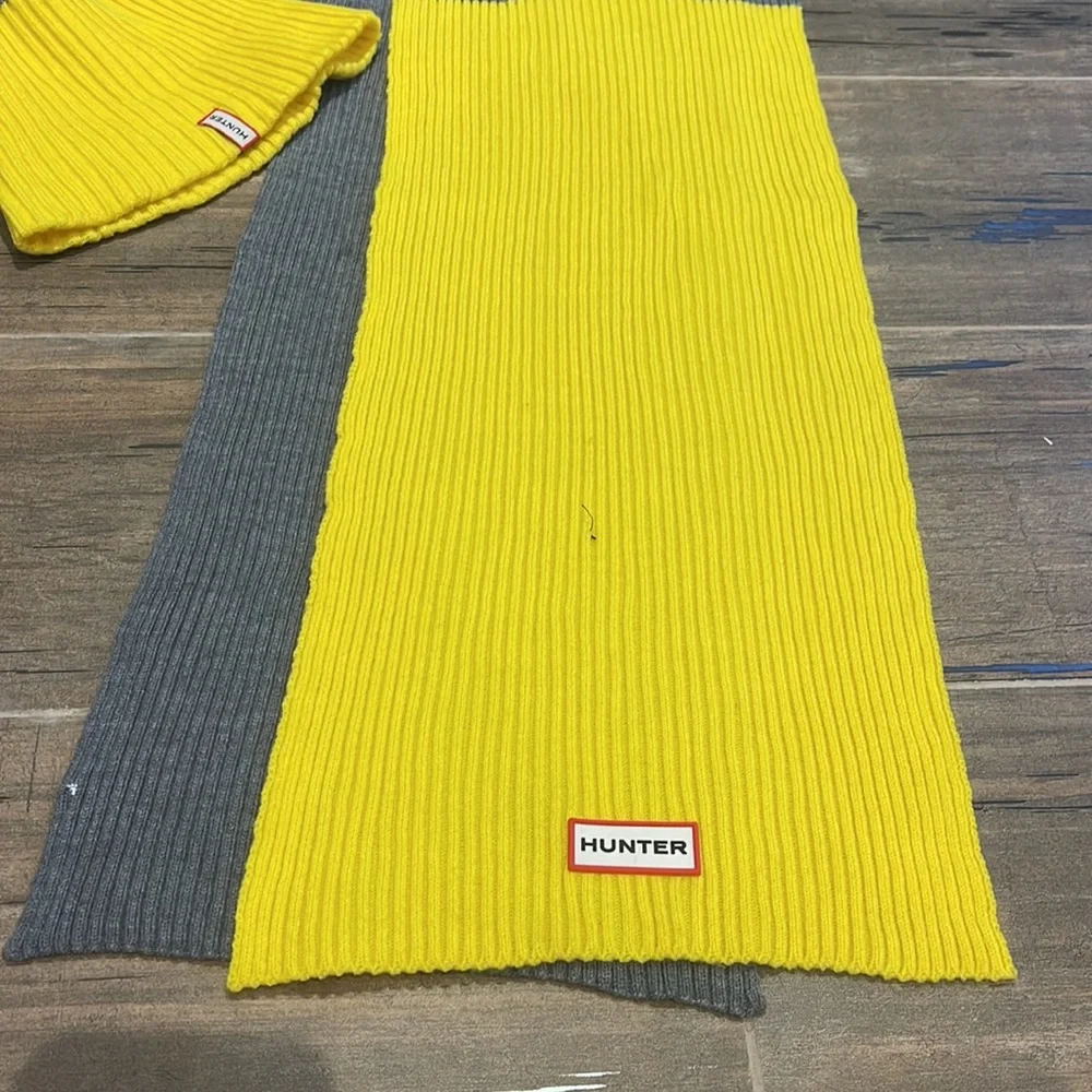 ❤️❤️PRELOVED❤️❤️ HUNTER Original Moustache Beanie Bobble Hat and Scarf - Picture 6 of 12